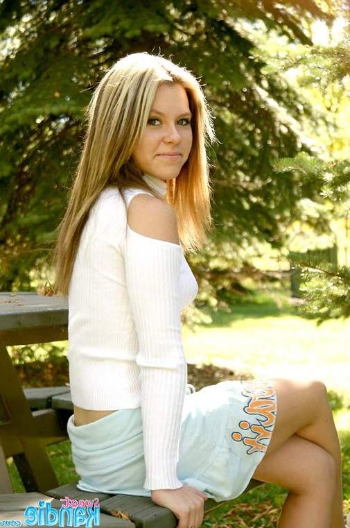 10P Sweet Teen Kandi At An Outdoor Picnik