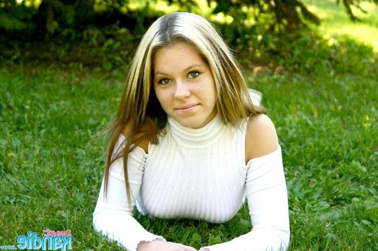 10P Sweet Teen Kandi At An Outdoor Picnik