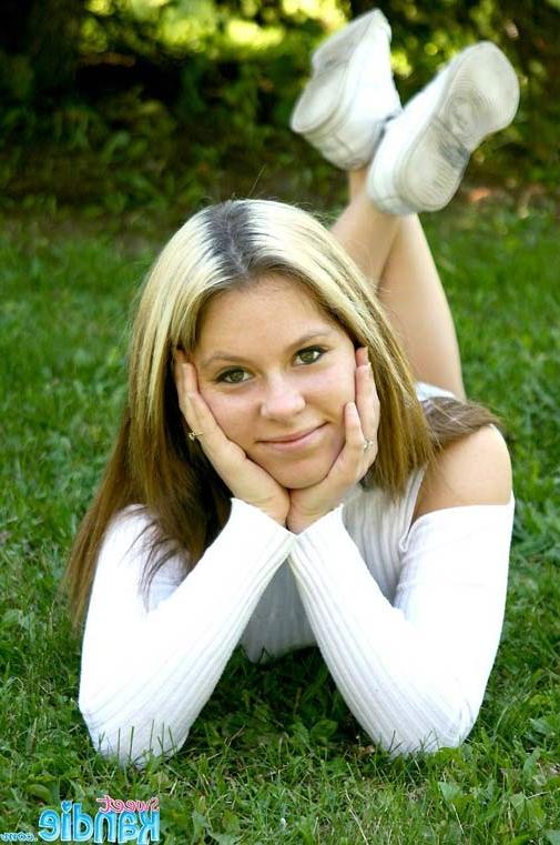 10P Sweet Teen Kandi At An Outdoor Picnik