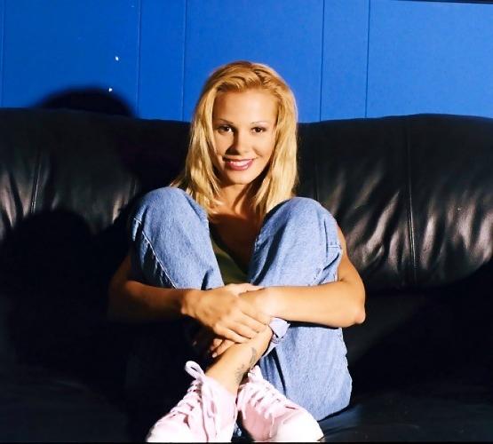 16P Sultry blonde drops her tight blue jeans