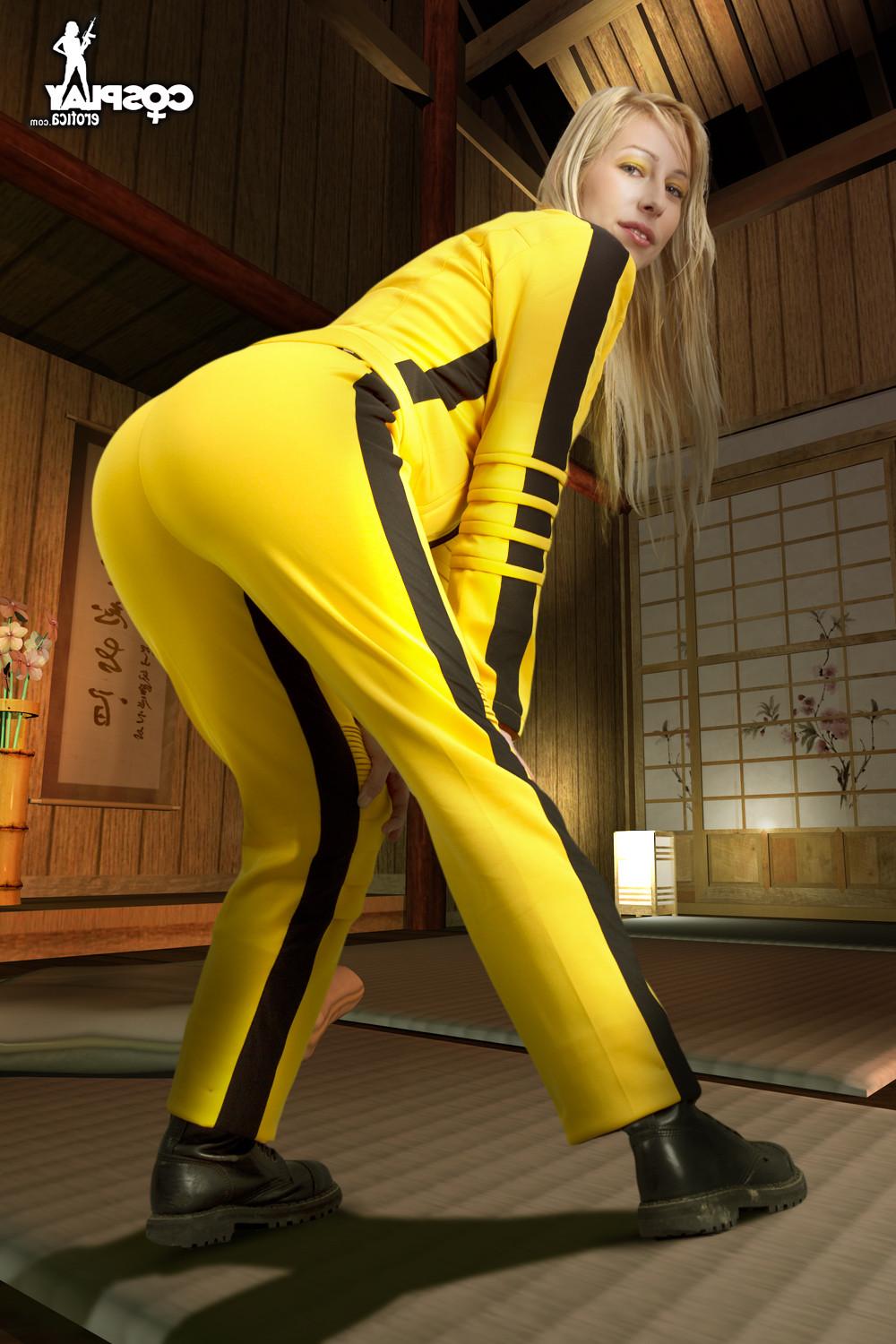 16P Kill Bill Cosplay with Sandy Bell