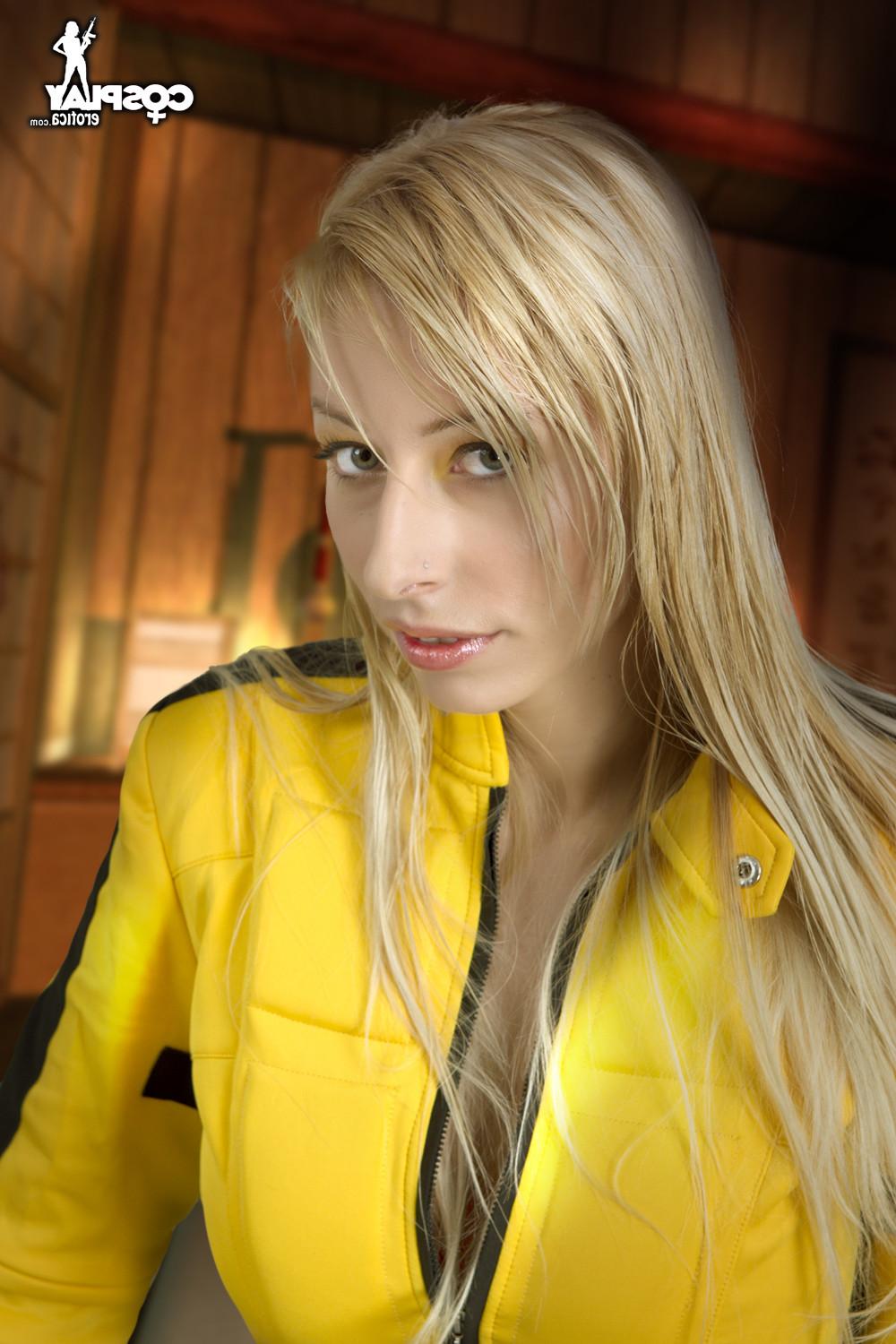 16P Kill Bill Cosplay with Sandy Bell