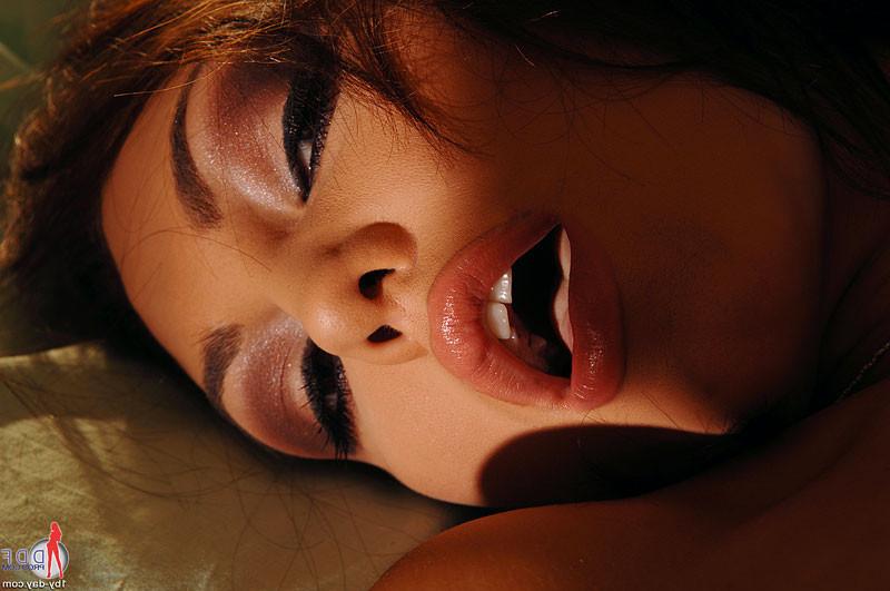 16P Stripping babe Jennifer Max fingers herself wild for a orgasm
