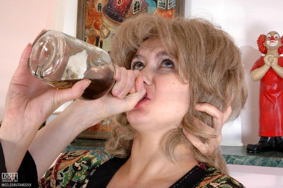 13P Nasty filly makes a milf drunk before tongue kissing and exploring old muff