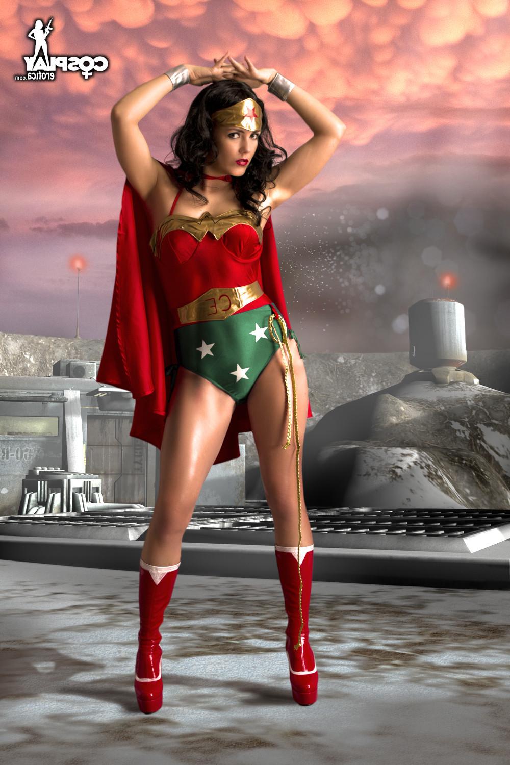 16P Wonder Woman Cosplay