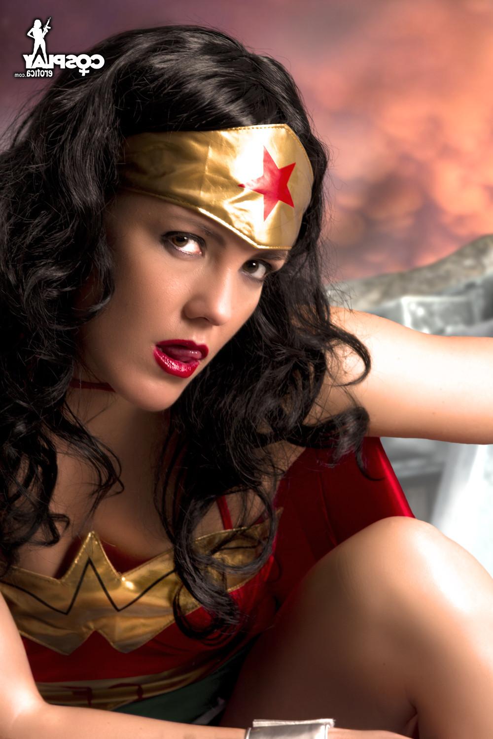 16P Wonder Woman Cosplay
