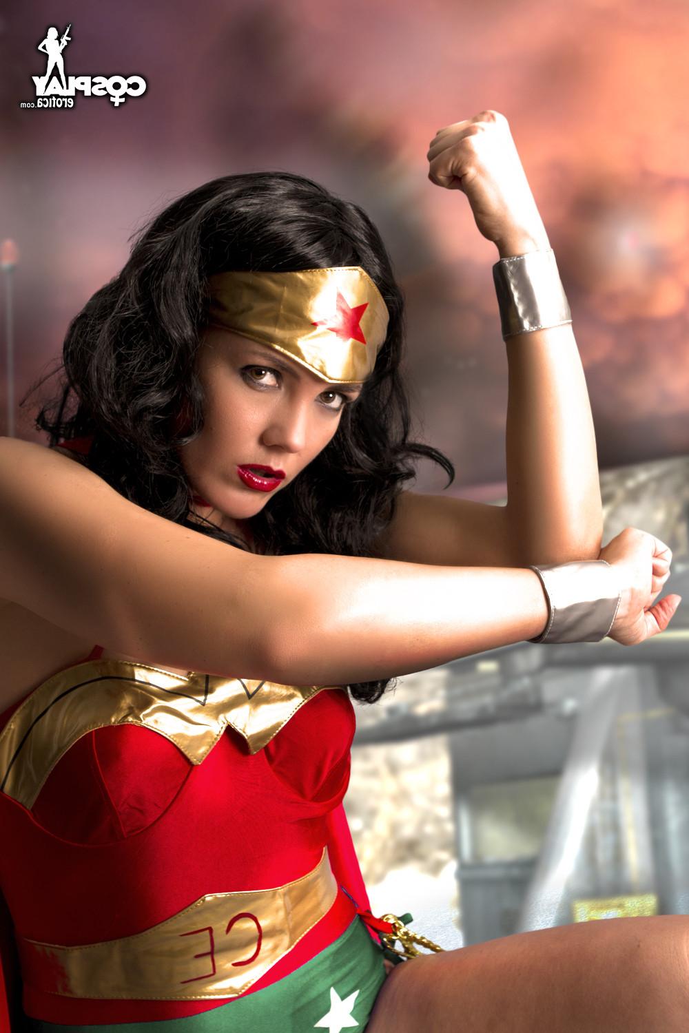 16P Wonder Woman Cosplay
