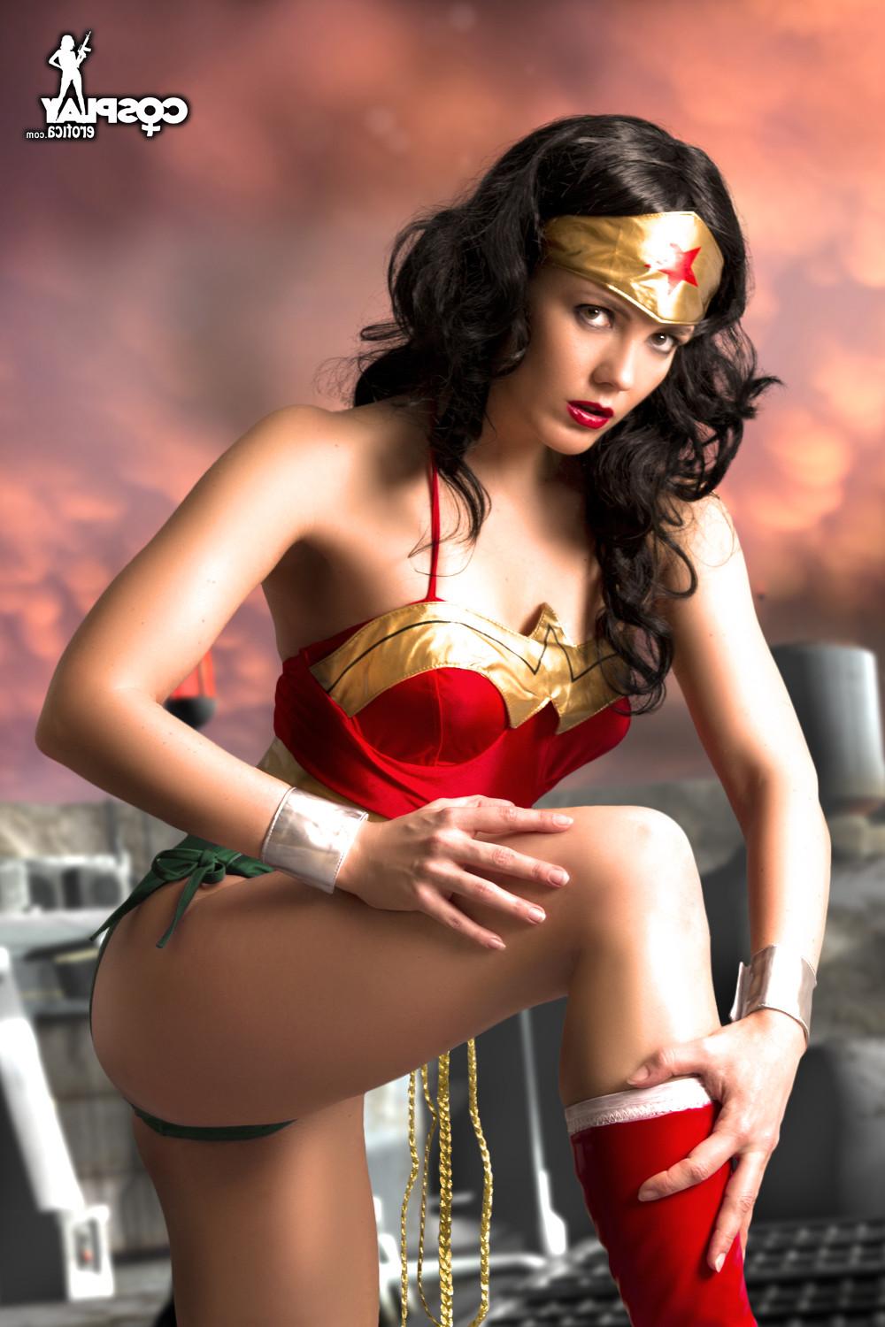 16P Wonder Woman Cosplay