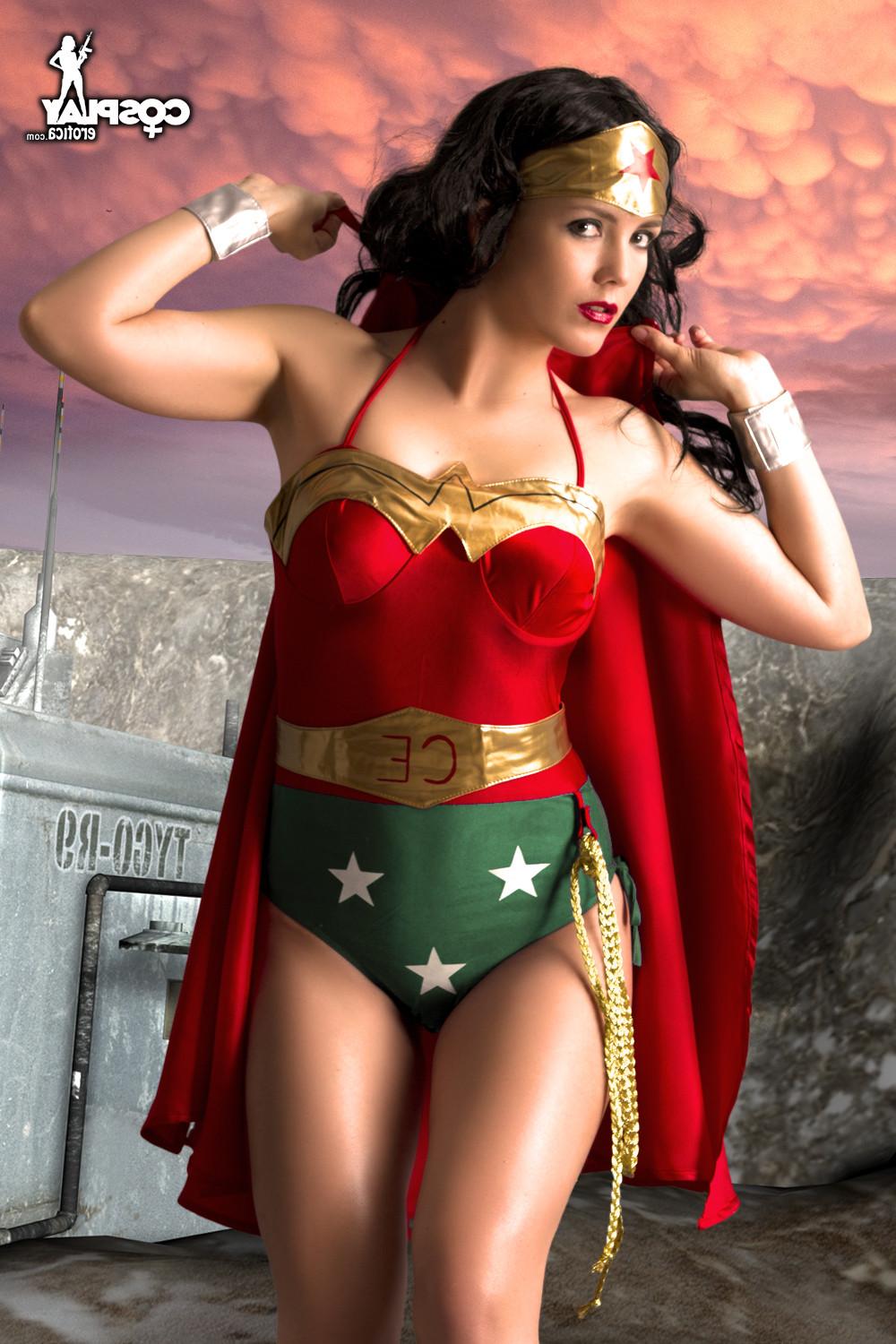 16P Wonder Woman Cosplay