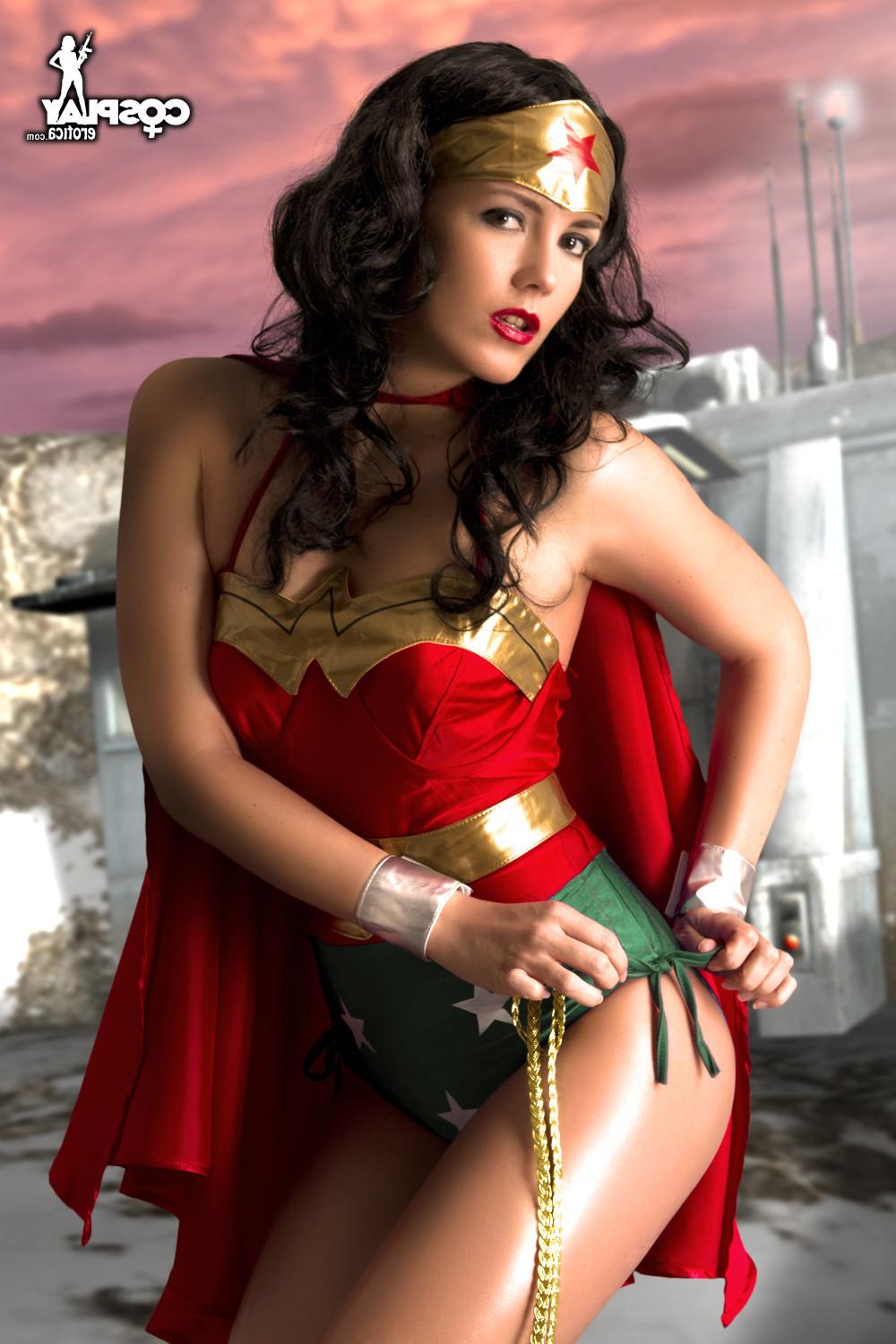 16P Wonder Woman Cosplay
