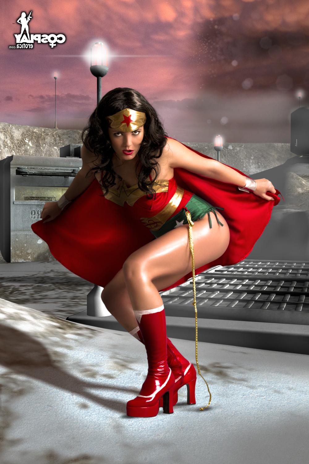 16P Wonder Woman Cosplay