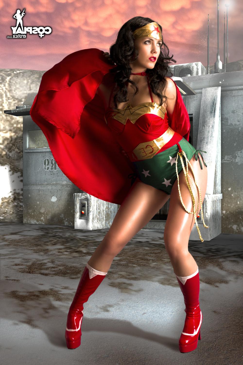 16P Wonder Woman Cosplay