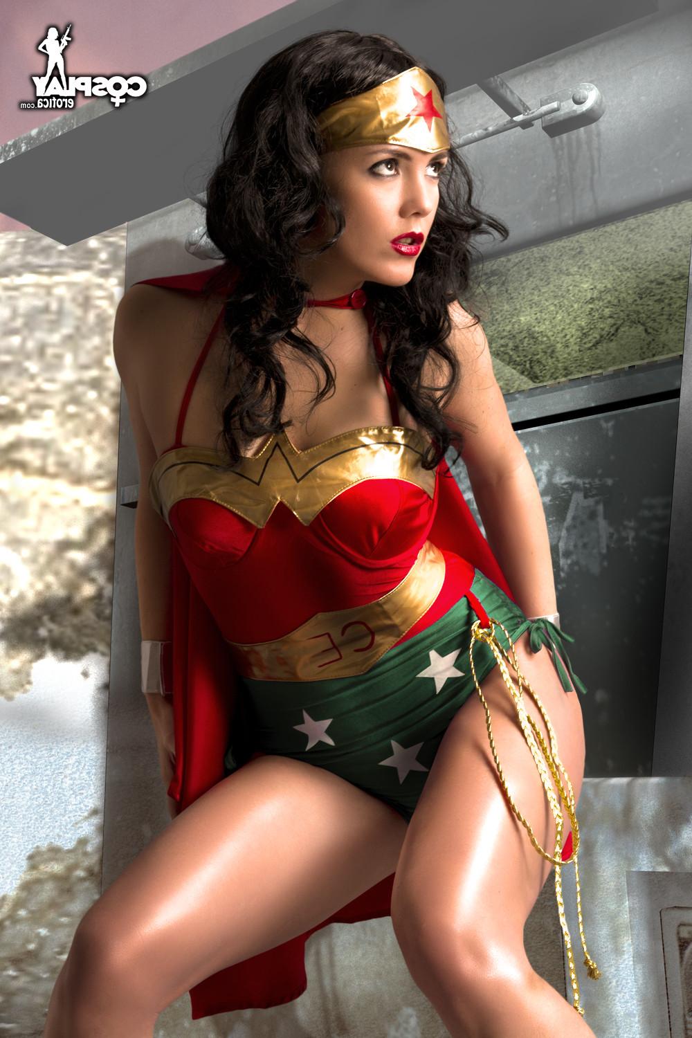 16P Wonder Woman Cosplay