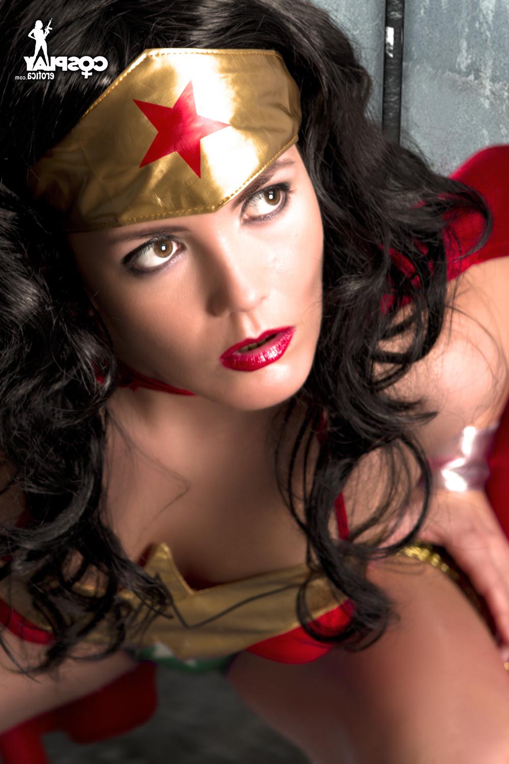 16P Wonder Woman Cosplay