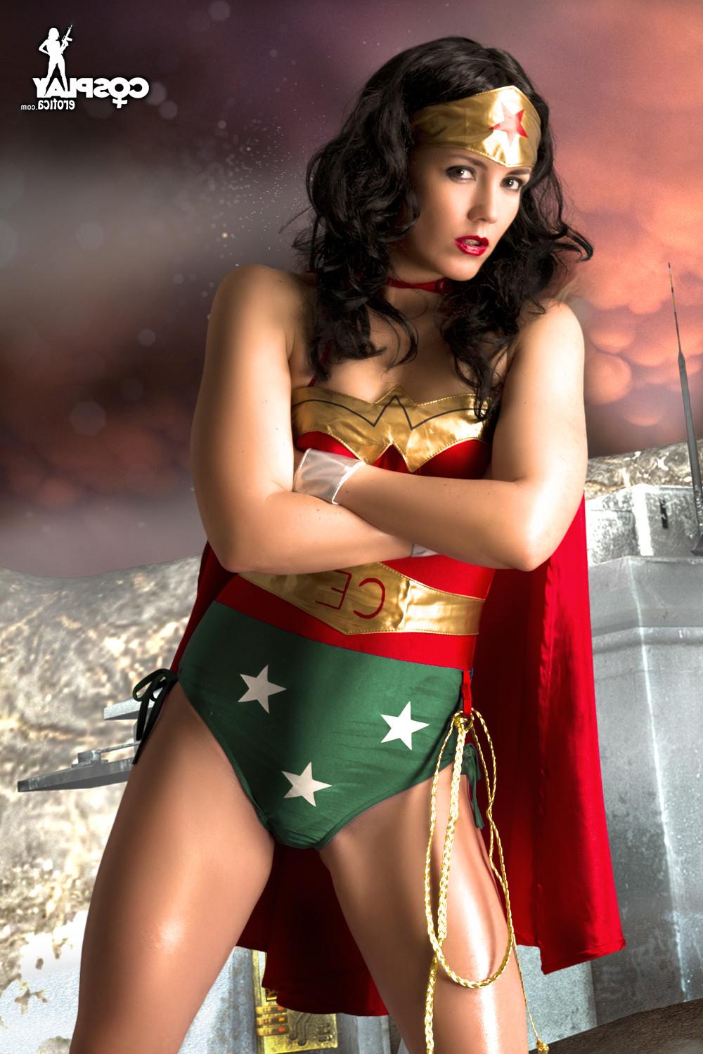 16P Wonder Woman Cosplay