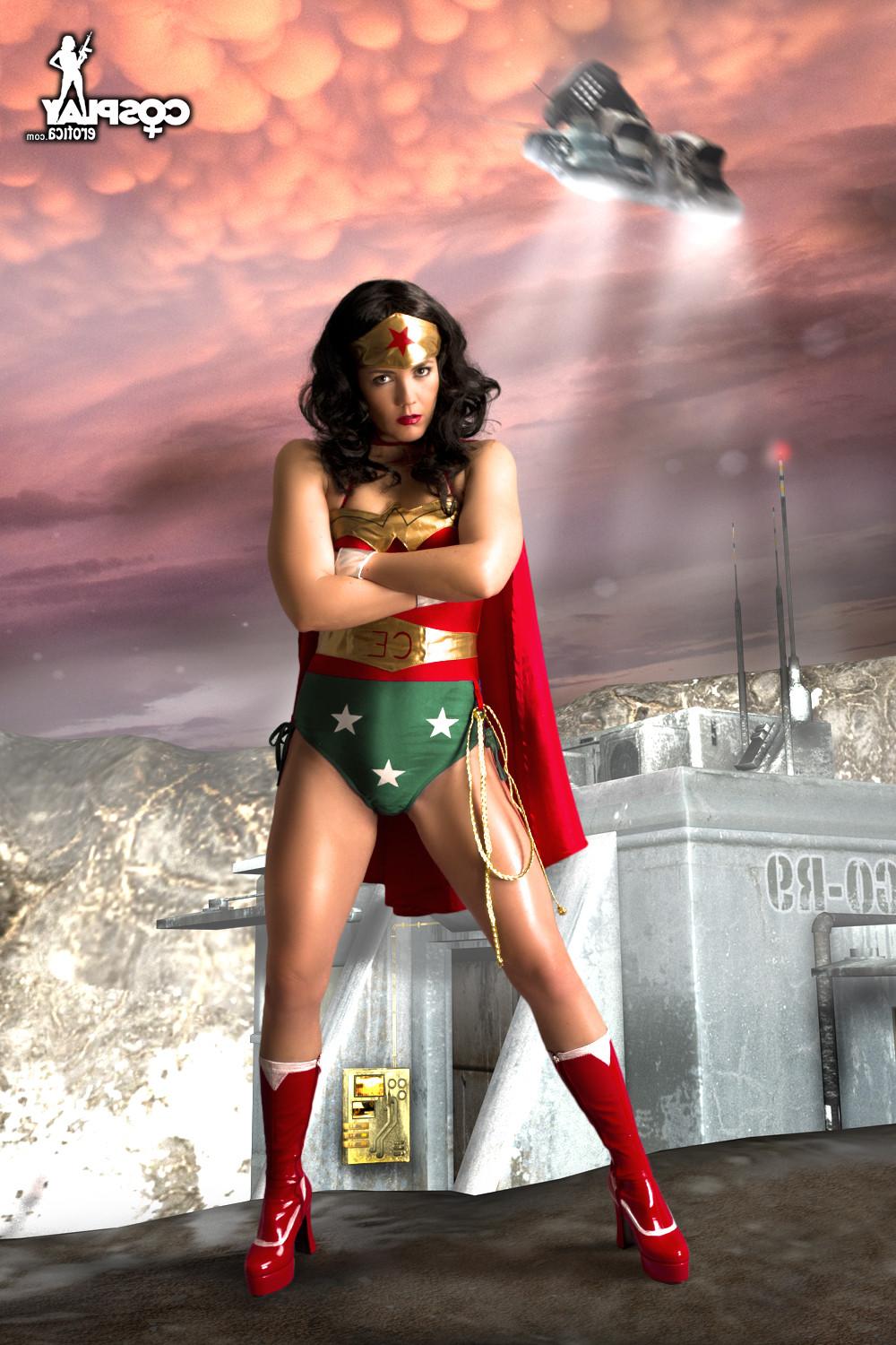 16P Wonder Woman Cosplay