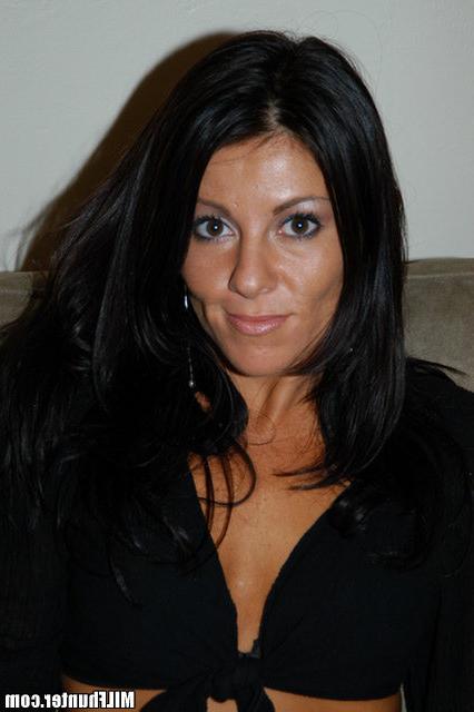 15P Hot sexy milf babe gets down and dirty in these pix