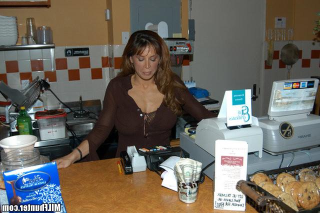15P Hot ass milf babe gets down and dirty in these pix