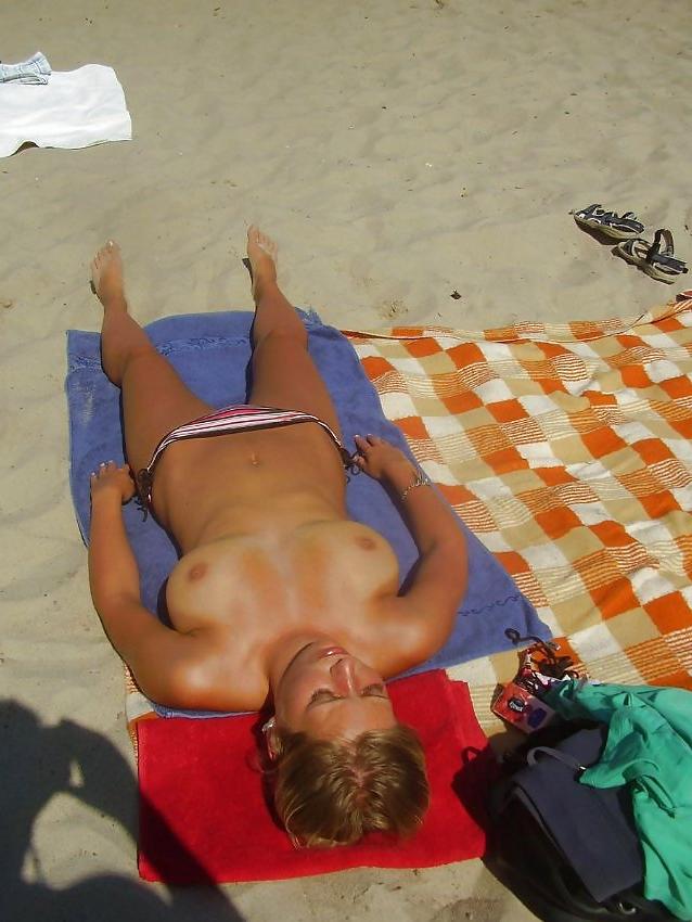 6P Topless beach beauty