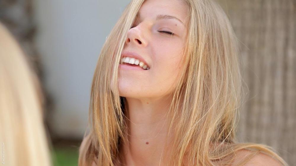 15P Sexy natural girls fuck in the backyard