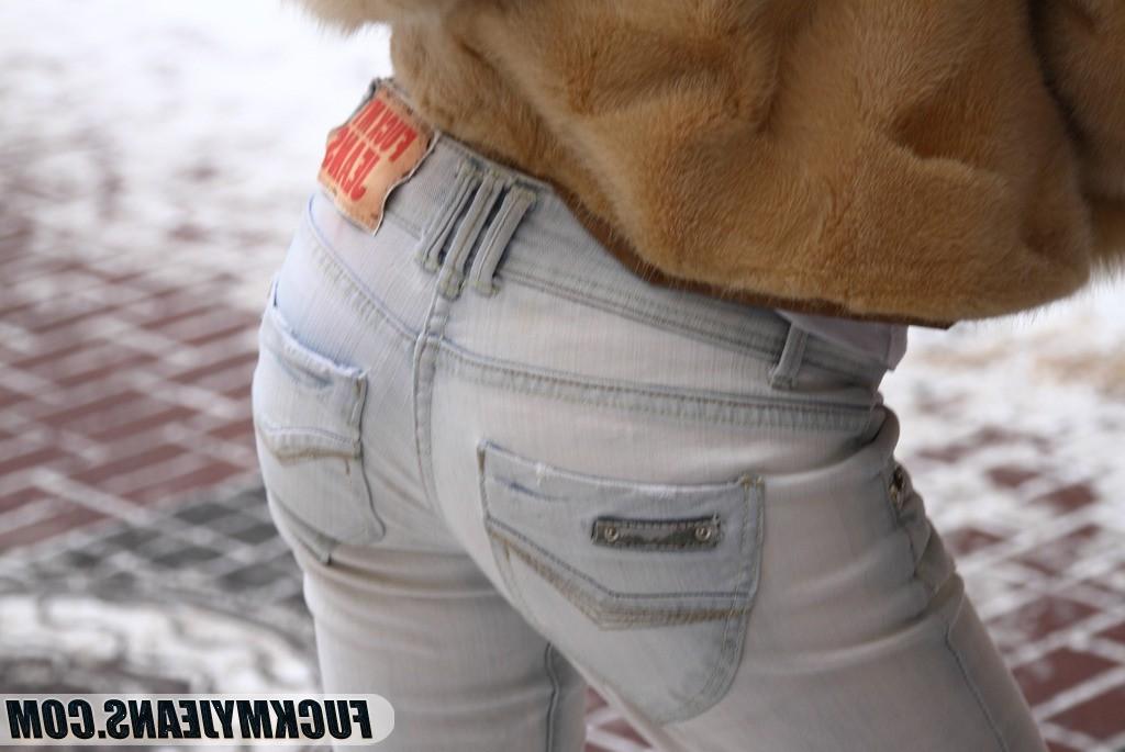 18P Cock slut pulls down her blue jeans and lets guy fuck her in the ass