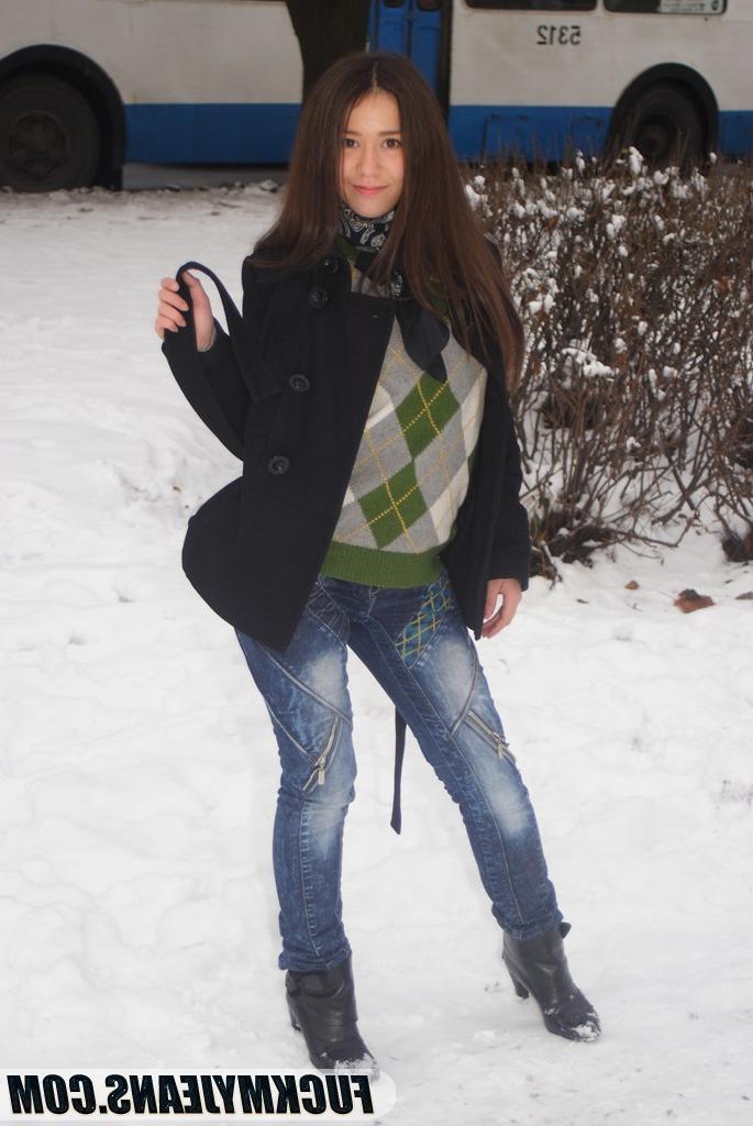 18P Cute teen in skin tight blue jeans flashes tasty tits in public park