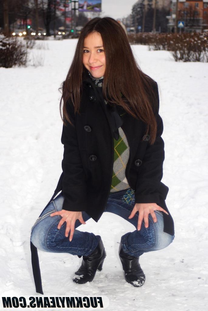 18P Cute teen in skin tight blue jeans flashes tasty tits in public park