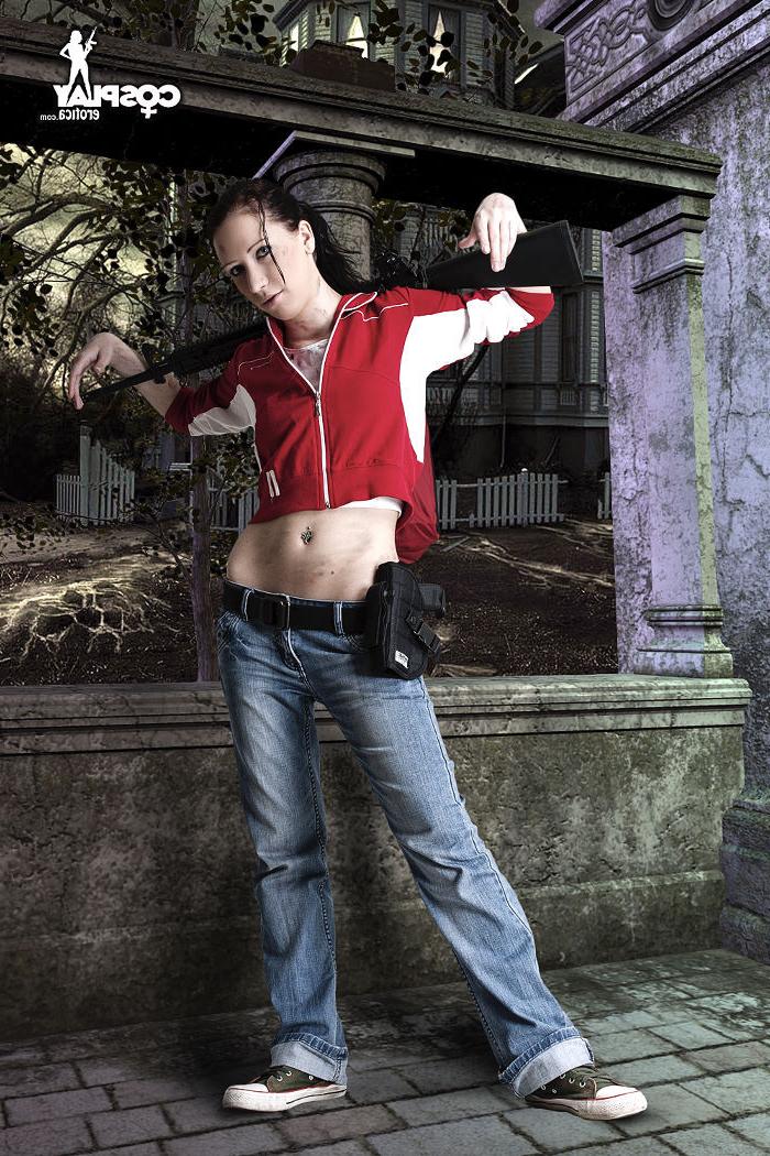 15P Slim zombie hunter showing off her nice ass
