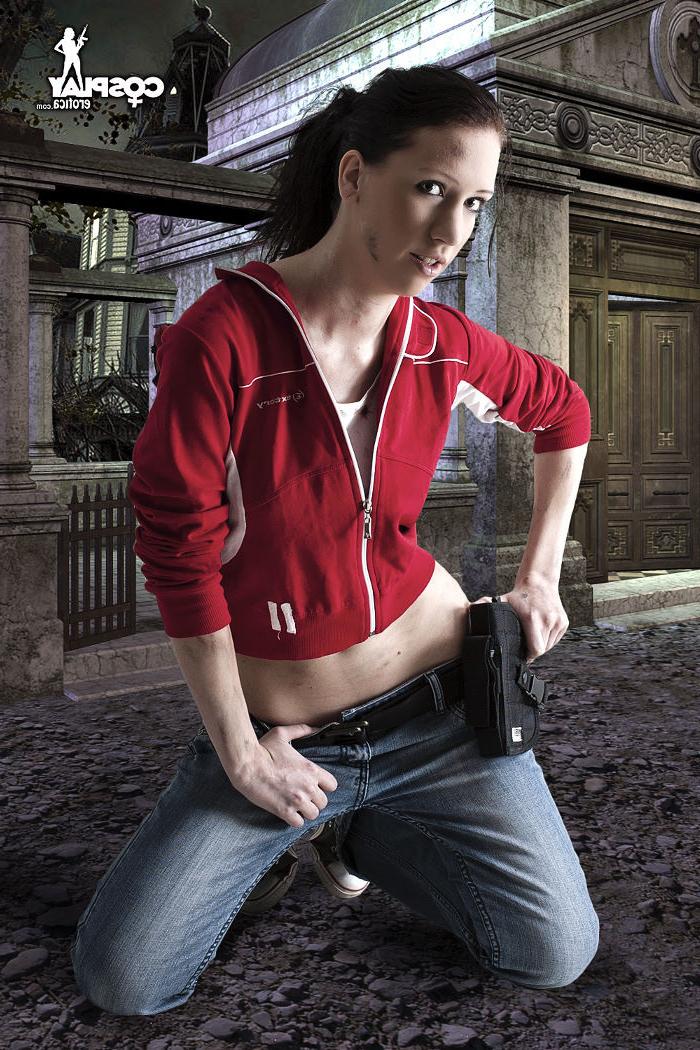 15P Slim zombie hunter showing off her nice ass