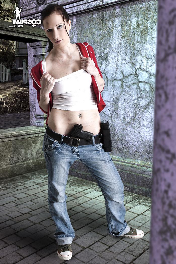 15P Slim zombie hunter showing off her nice ass