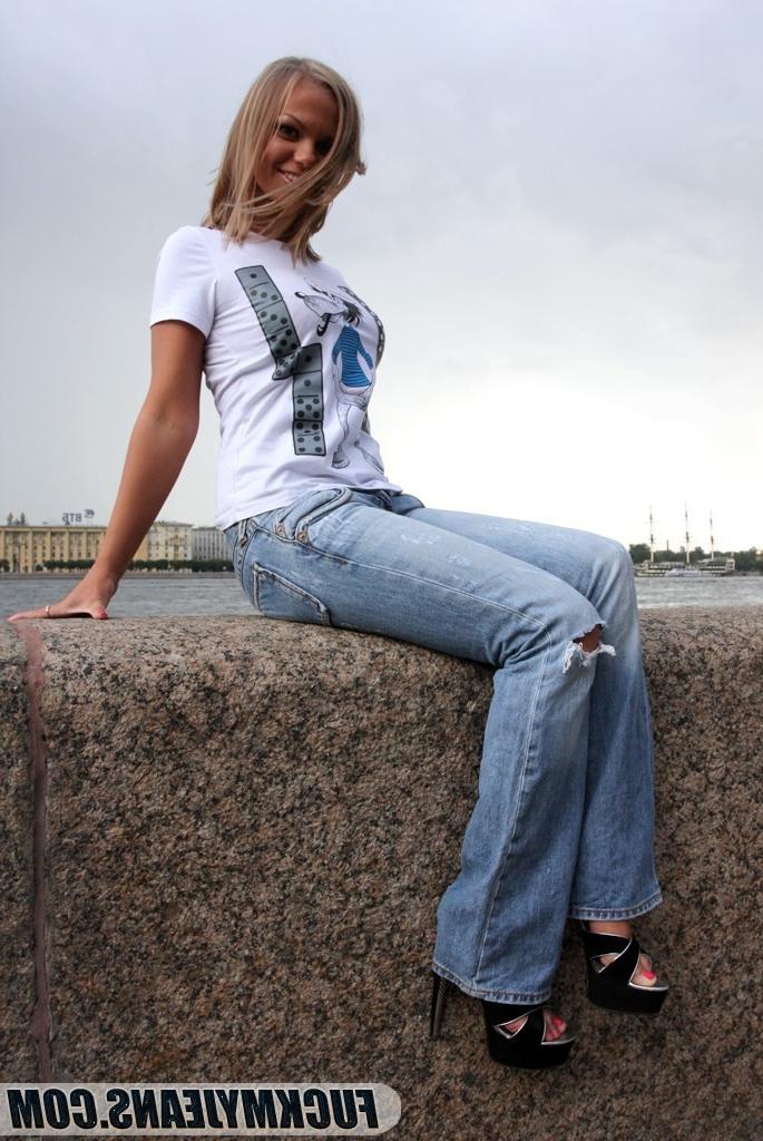 18P Cute blonde with tasty tits poses in tight blue jeans outdoors