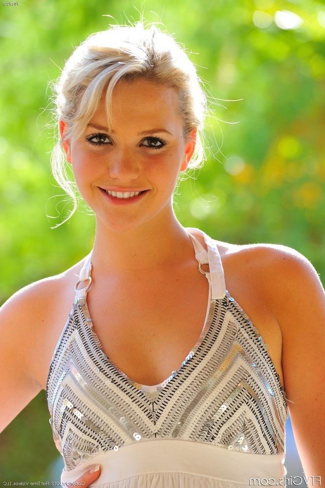 16P Jessica sexy outside