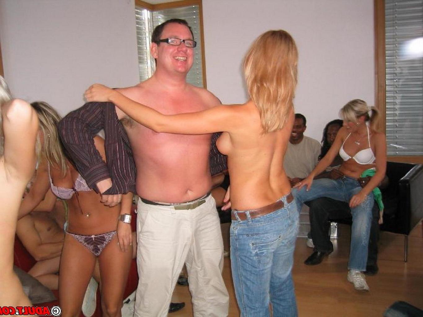 20P Hot babes show for a wild sex party