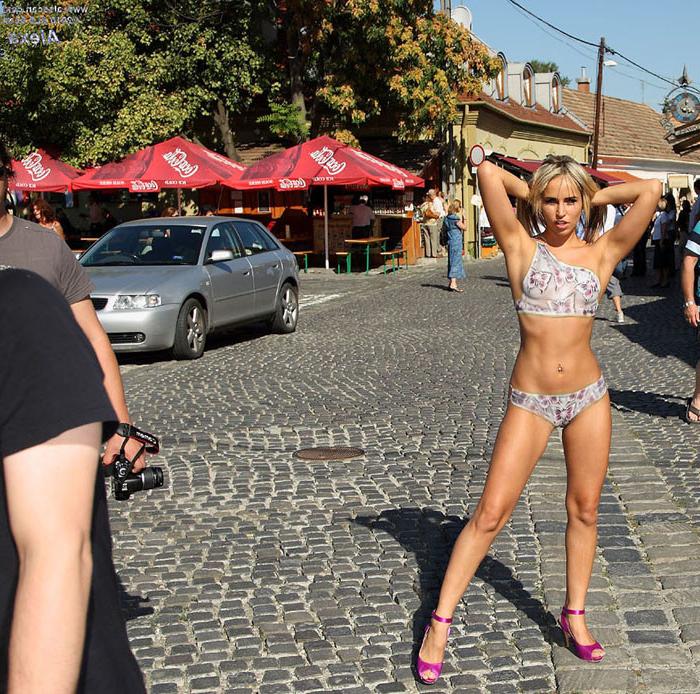 15P Alexa Nude in Public Body Painting