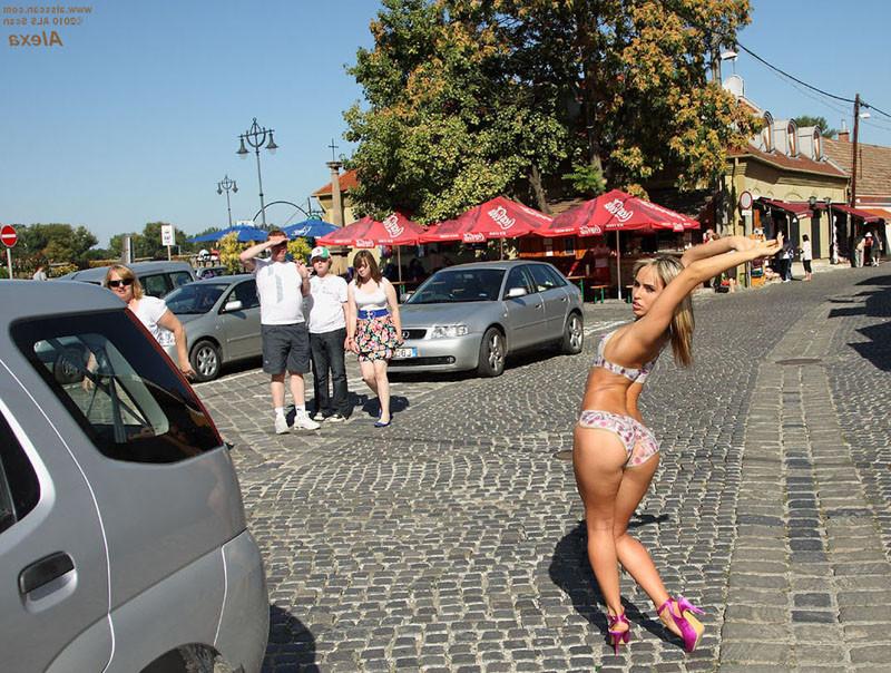 15P Alexa Nude in Public Body Painting