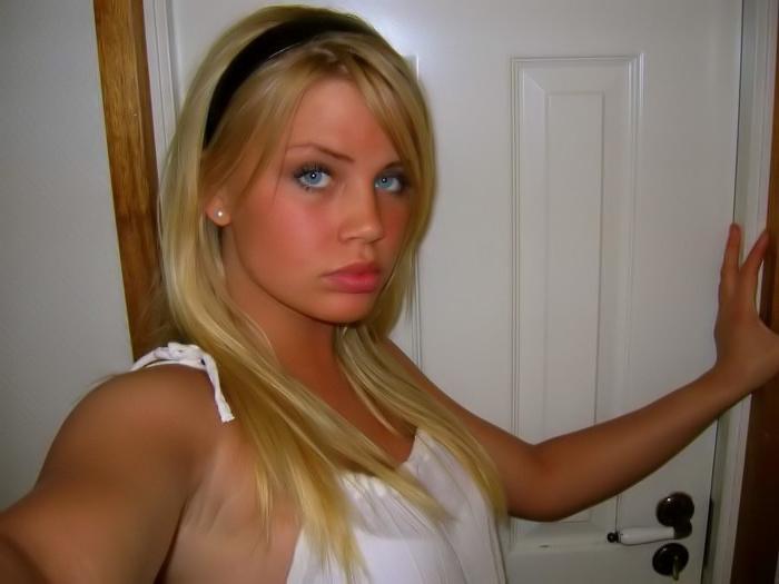15P Gorgeous nude drunk girls posing on camera