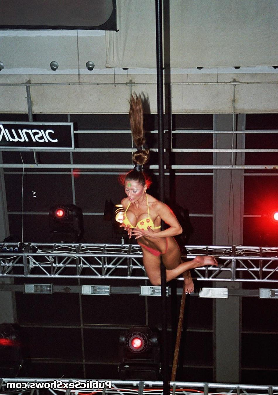 12P Pictures and videos from live sex events all over the world
