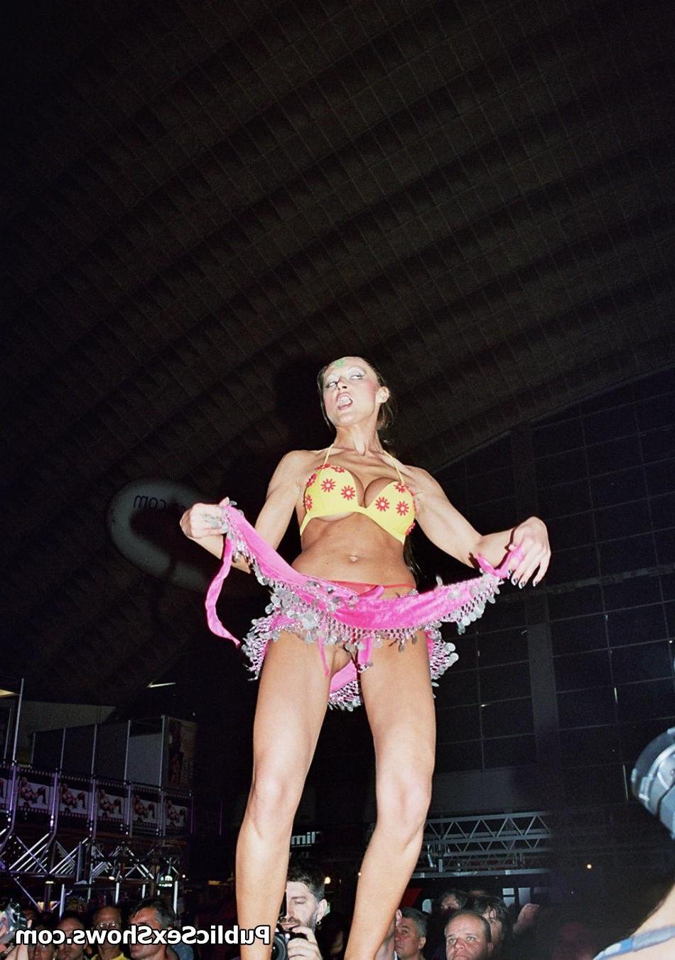 12P Pictures and videos from live sex events all over the world