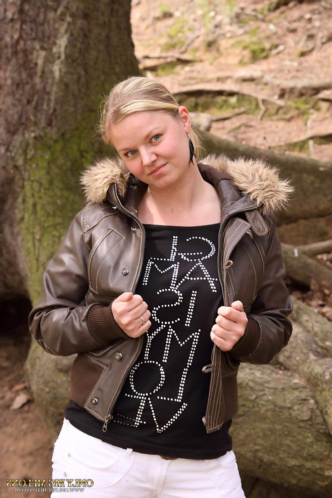 15P Sima strips to show off her melons and curvy body in a forest