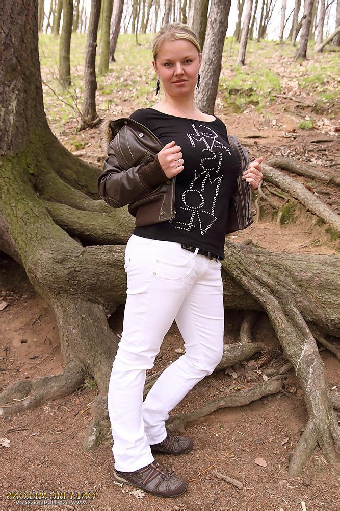 15P Sima strips to show off her melons and curvy body in a forest