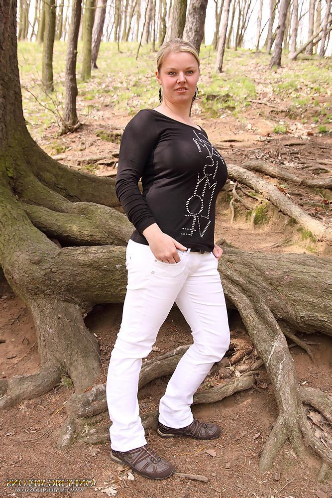 15P Sima strips to show off her melons and curvy body in a forest