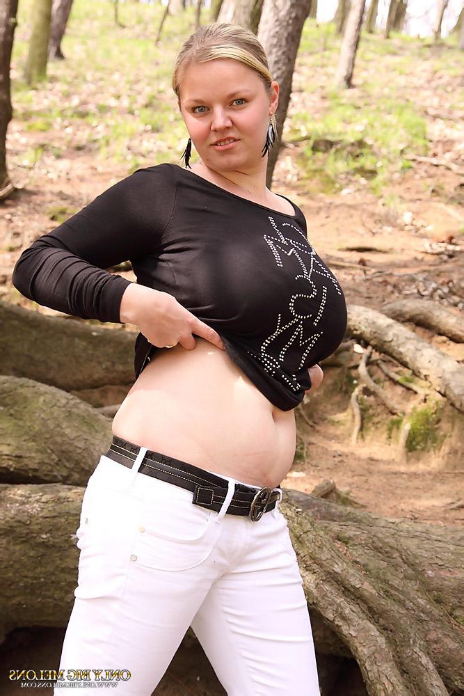 15P Sima strips to show off her melons and curvy body in a forest