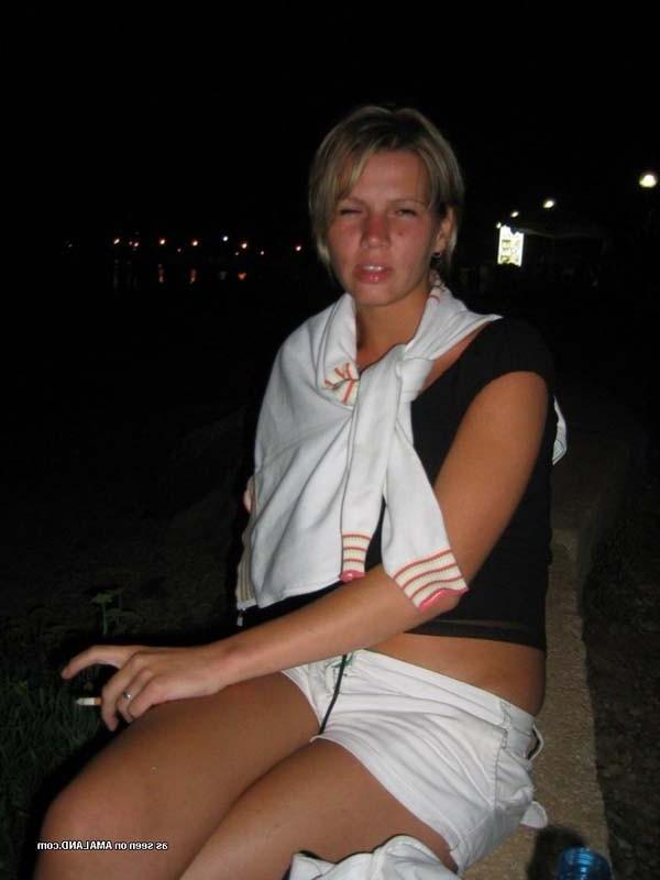 15P Picture gallery of a hot chick in her blue bikini