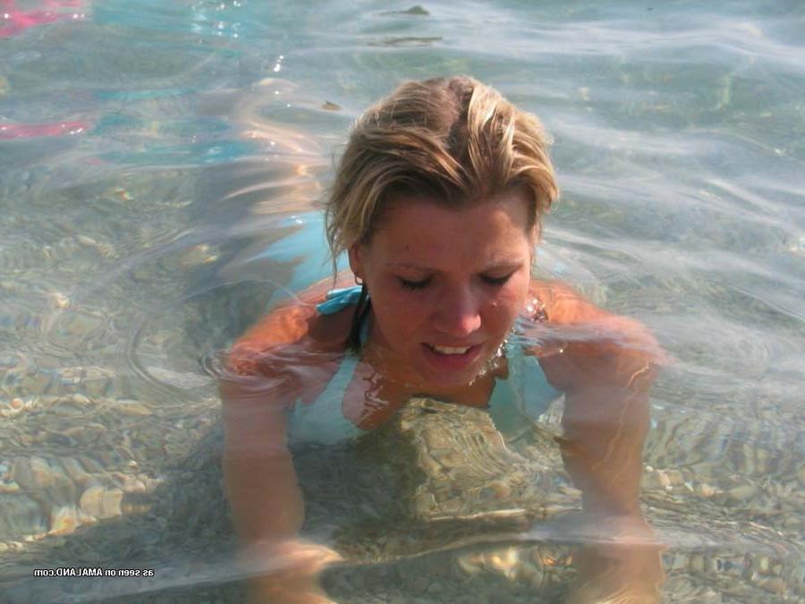 15P Picture gallery of a hot chick in her blue bikini