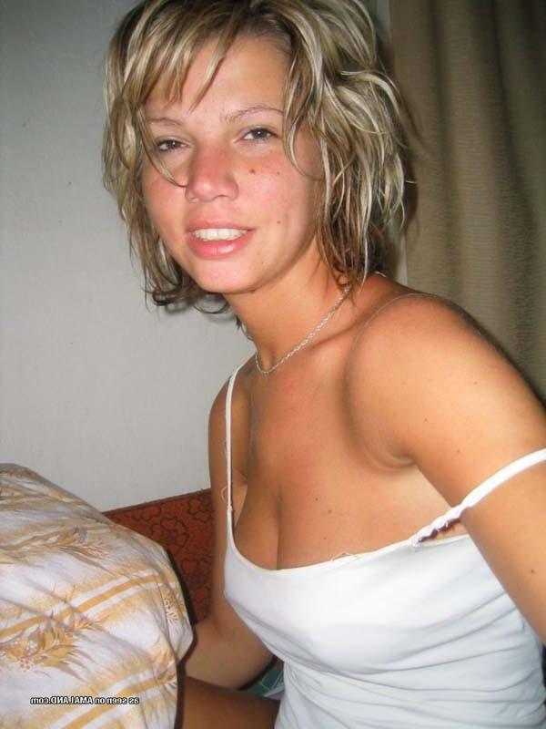 15P Picture gallery of a hot chick in her blue bikini