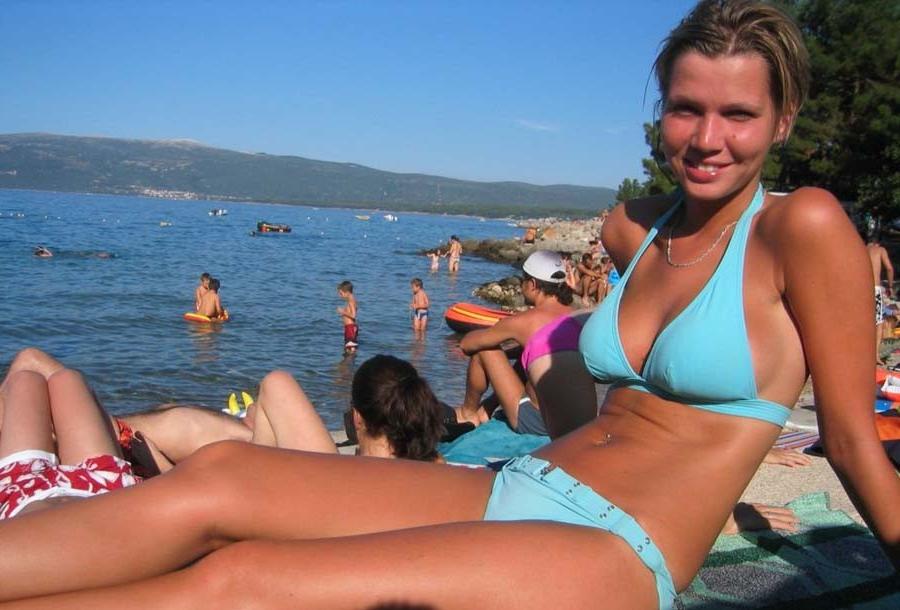 15P Picture gallery of a hot chick in her blue bikini