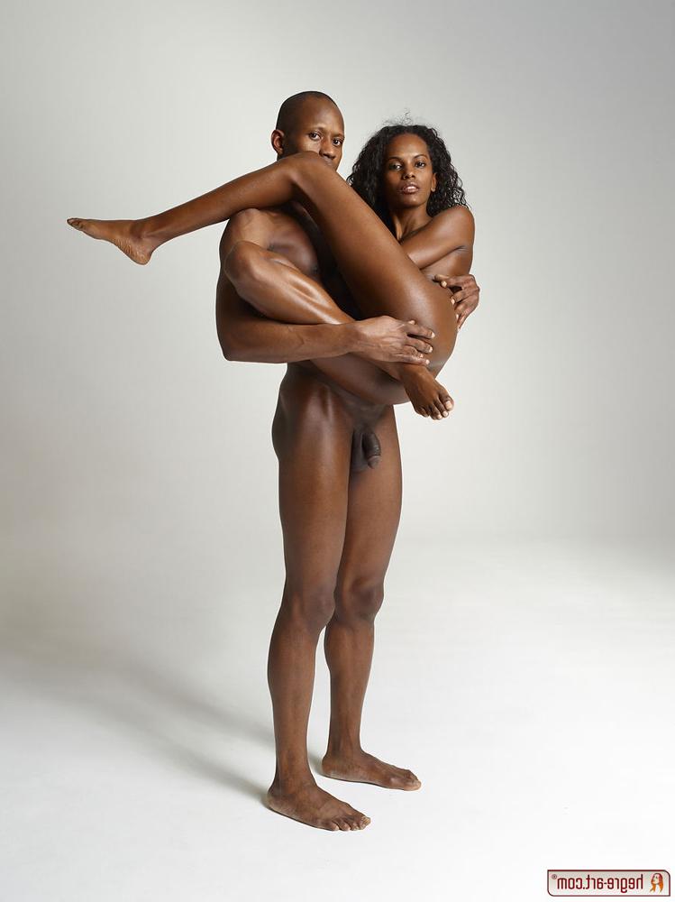 16P Ebony babe with perfect body posing nude with her man
