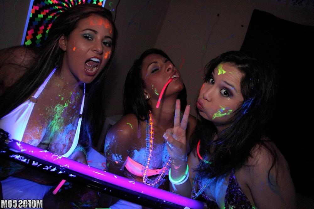 17P Three drunk sluts fucking in hardcore group style
