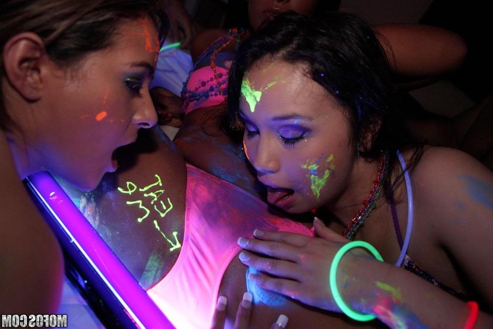17P Three drunk sluts fucking in hardcore group style