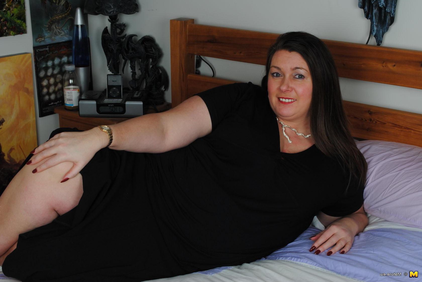 16P This big mature lady loves to get dirty